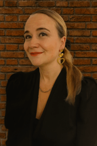 Marjolein bij de stenen wand